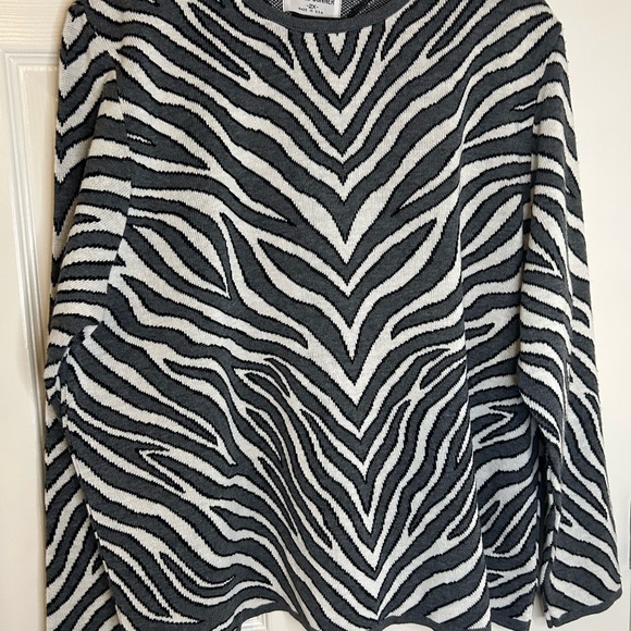 Alfred Dunner Sweaters - Alfred Dunner Black and White Knit Top